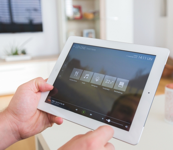 azista-partner-Loxone-App-handy-tablet-pc